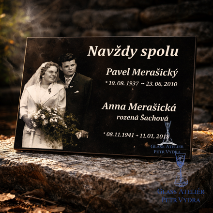V23. Černá náhrobní skleněná deska s portréty a nápisy 