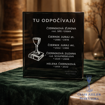 V28. Černá náhrobní skleněná deska s kalichem a nápisem
