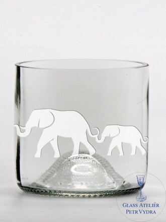 1 ks Eko sklenice ( z lahve od vína) mini čirá (7 cm, 7,5 cm)s pískovaným motivem, který můžete vybrat z galerie motivů pod výrobkem ( slon, vlci, malý princ, spirála atd ) balená dárkově v celofánovém sáčku 1 ks Eko sklenice ( z lahve od vína) mini čirá (7 cm, 7,5 cm)s pískovaným motivem, který můžete vybrat z galerie motivů pod výrobkem ( slon, vlci, malý princ, spirála atd ) balená dárkově v celofánovém sáčku