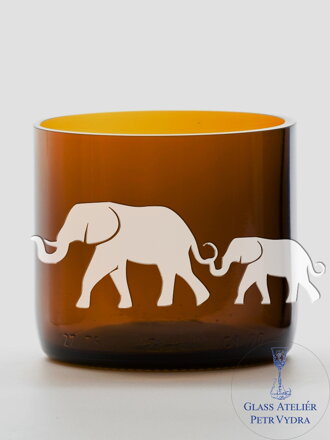 1 ks Eko sklenice ( z lahve šampusu) malá hnědá (7 cm, 6,5 cm) s pískovaným motivem, který můžete vybrat z galerie motivů pod výrobkem ( slon, vlci, malý princ, spirála atd ) balená dárkově v celofánovém sáčku 1 ks Eko sklenice ( z lahve šampusu) malá hnědá (7 cm, 6,5 cm) s pískovaným motivem, který můžete vybrat z galerie motivů pod výrobkem ( slon, vlci, malý princ, spirála atd ) balená dárkově v celofánovém sáčku