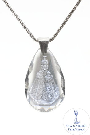 Skleněný broušený přívěšek ve tvaru kapka s rytým motivem Pražské jezulátko, barva Crystal, stříbrná šlupna a stříbrný řetízek