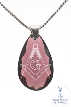 Skleněný broušený přívěšek ve tvaru kapka s pískovaným motivem Spojené kružidlo a uhelnice, motiv Svobodných zednářů, barva Amethyst, stříbrná šlupna a stříbrný řetízek