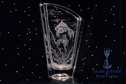  Vase mit einem Motiv von Zierfischen graviert