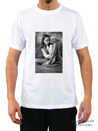 Tričko s krátkým rukávem Unisex- potisk autorských fotografií - fotograf Petr Vydra - motiv Dívka v brýlých