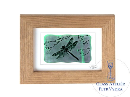Vážka - zelené vitrážové sklo v hnedom ráme 13 x 18 cm ( pasparta 10 x 15 cm )