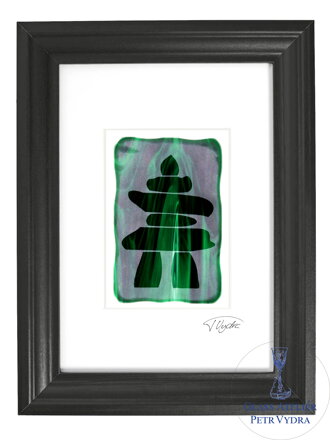 Inuksuk - zelené vitrážové sklo v čiernom ráme 21 x 30 cm (pasparta 13 x 18 cm)