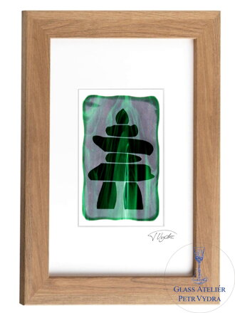 Inuksuk- zelené vitrážové sklo v hnědém rámu 21 x 30 cm ( pasparta 13 x 18 cm )