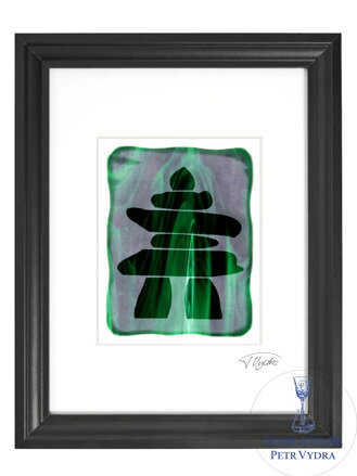 Inuksuk - zelené vitrážové sklo v čiernom ráme 30 x 40 cm (pasparta 21 x 30 cm)