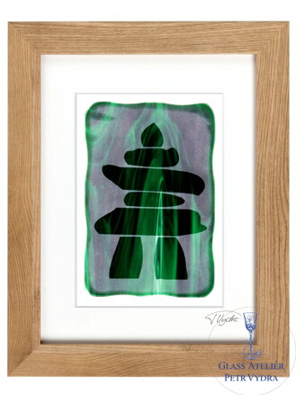 Inuksuk - zelené vitrážové sklo v hnedom ráme 30 x 40 cm (pasparta 21 x 30 cm)