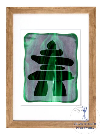 Inuksuk - zelené vitrážové sklo v hnedom ráme 50 x 70 cm ( pasparta 40 x 50 cm )