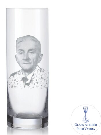 Vzpomínková fotografie na sklenici long drink
