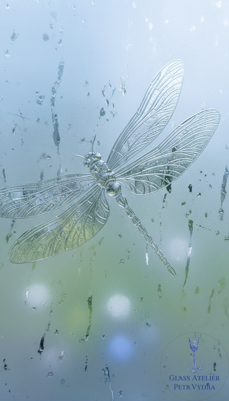Dekorativní pískovaná tabule skla do okna, skříní nebo dveří  (motiv vážka a kapky )