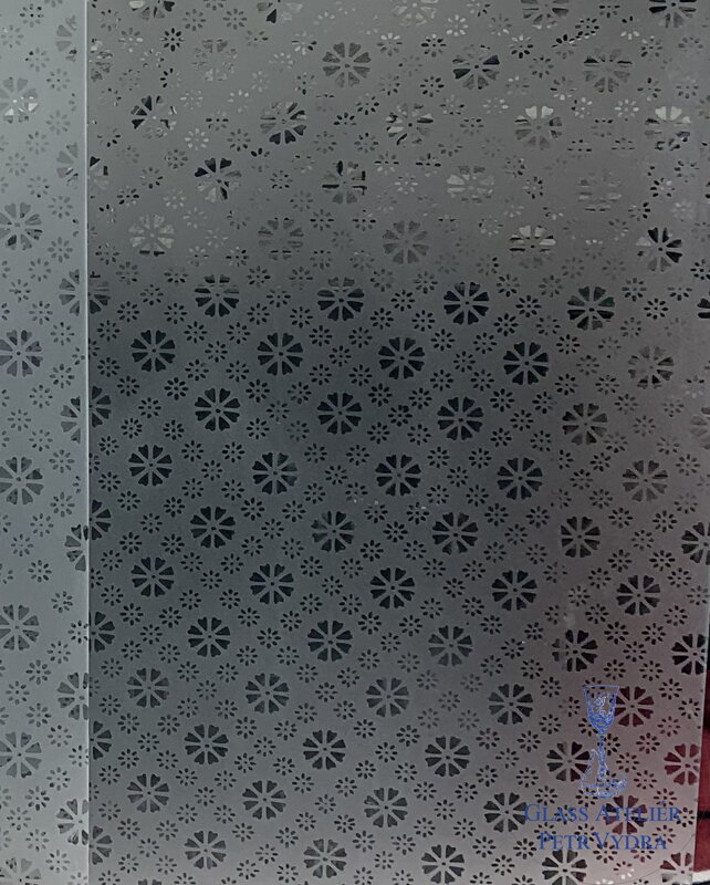 Pískovaná tabule skla do okna nebo dveří ( jemné kvítky )