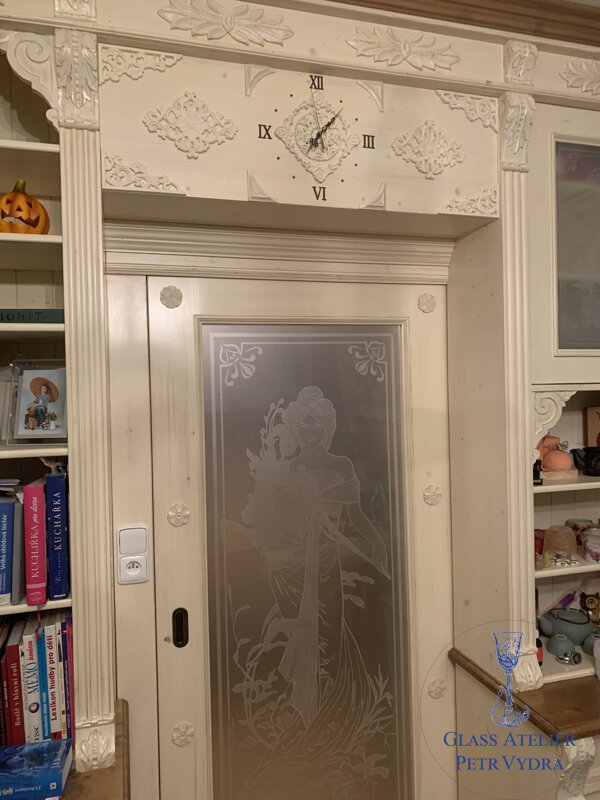 Dekorativní pískovaná tabule skla do okna, skříní nebo dveří ( Mucha motiv Jaro - secesní vzor třívrstvé pískování )