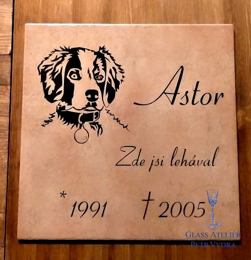 Zvířecí pomníček na zahradu - dlaždice 34 x 34 cm, hlava psa a nápis černý Zvířecí pomníček na zahradu - dlaždice 34 x 34 cm, hlava psa a nápis černý