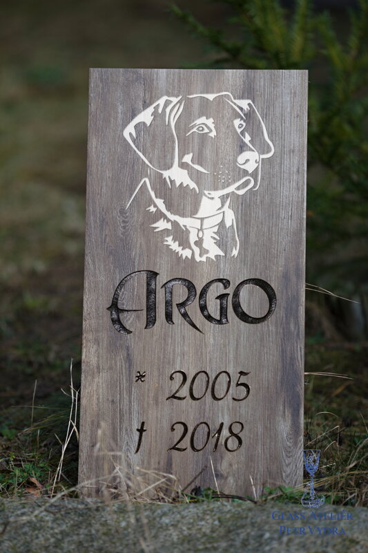 Zvířecí pomníček na zahradu - dlaždice s imitací dřeva, výška 61 x 30,5 cm, hllava psa bílá a nápis černý Zvířecí pomníček na zahradu - dlaždice s imitací dřeva, výška 61 x 30,5 cm, hllava psa bílá a nápis černý