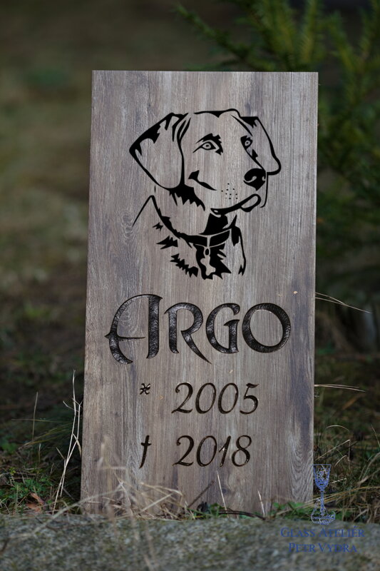 Zvířecí pomníček na zahradu - dlaždice s imitací dřeva, výška 61 x 30,5 cm, hlava psa bílá, nápis černý  Zvířecí pomníček na zahradu - dlaždice s imitací dřeva, výška 61 x 30,5 cm, hlava psa bílá, nápis černý