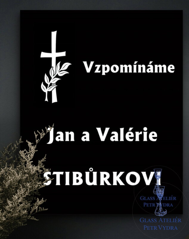 V16. Černá náhrobní skleněná deska s křížkem a nápisem