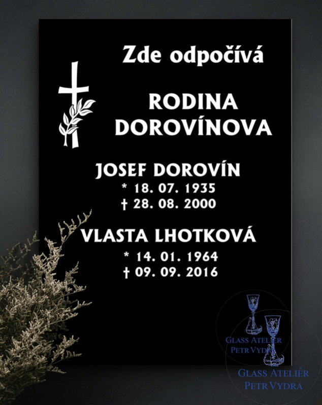V12. Černá náhrobní skleněná deska s křížem a nápisem "Zde odpočívá", křížem a jmény