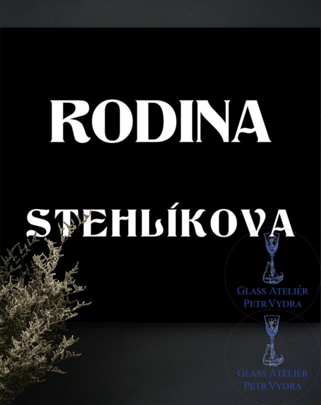 V14. Černá náhrobní skleněná deska s nápisem "RODINA"