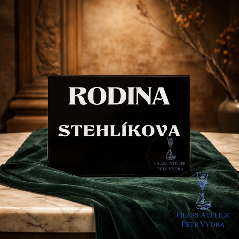 V14. Černá náhrobní skleněná deska s nápisem "RODINA"