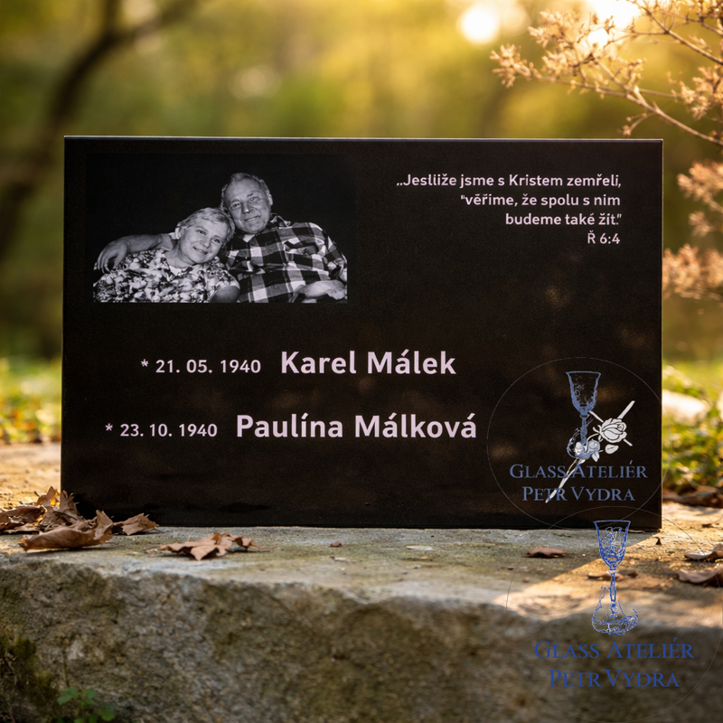 V21. Černá náhrobní skleněná deska s portrétem, nápisem a křížkem 