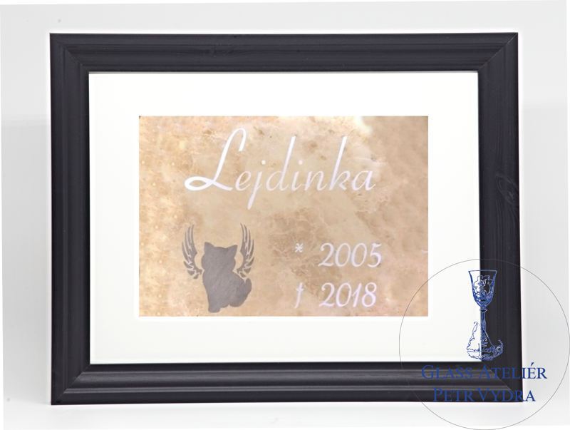 Pietní zvířecí pomníček - glazurovaná dlaždice v rámu 30 x 40 cm (pasparta 21 x 30 cm), silueta kočky šedá, nápis bílá