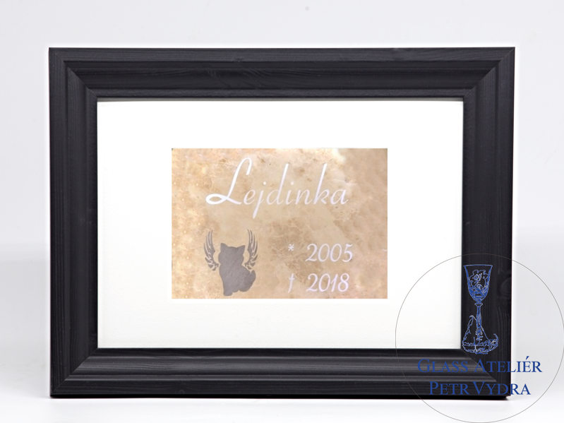 Pietní zvířecí pomníček  - glazurovaná dlaždice v rámu, 13 x 18 cm (pasparta 10 x 15 cm), silueta kočky šedá, nápis bílá  Pietní zvířecí pomníček  - glazurovaná dlaždice v rámu, 13 x 18 cm (pasparta 10 x 15 cm), silueta kočky šedá, nápis bílá