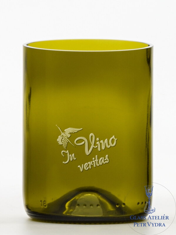 2ks Eko sklenice (z lahve od vína) malá olivová (10 cm, 7,5 cm) Moldavský čáp - In vino veritas 2ks Eko sklenice (z lahve od vína) malá olivová (10 cm, 7,5 cm) Moldavský čáp - In vino veritas