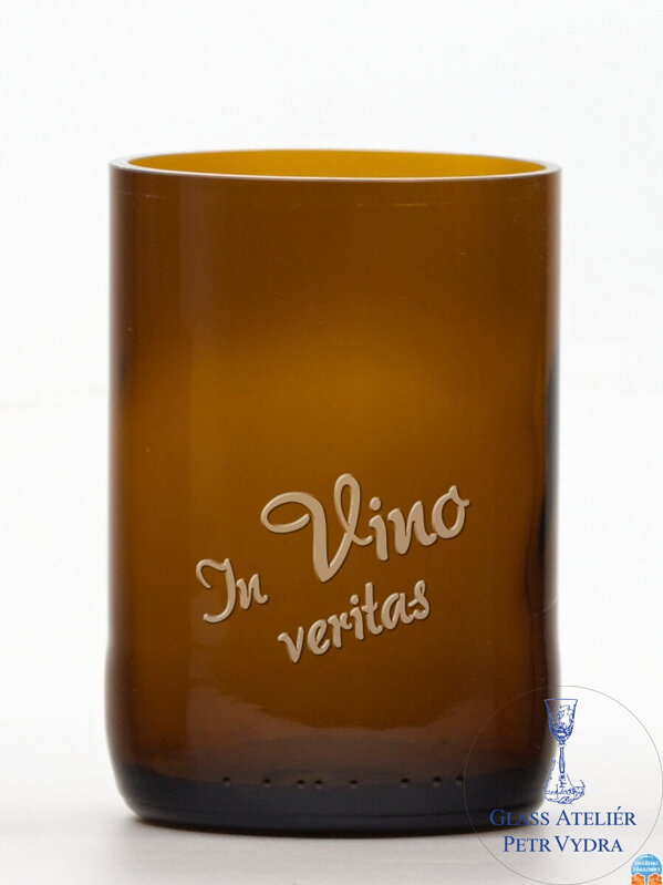 2 St. Öko-Gläser (aus einer Bierflasche) mittelbraun (10 cm, 6,5 cm) In vino veritas 2 St. Öko-Gläser (aus einer Bierflasche) mittelbraun (10 cm, 6,5 cm) In vino veritas