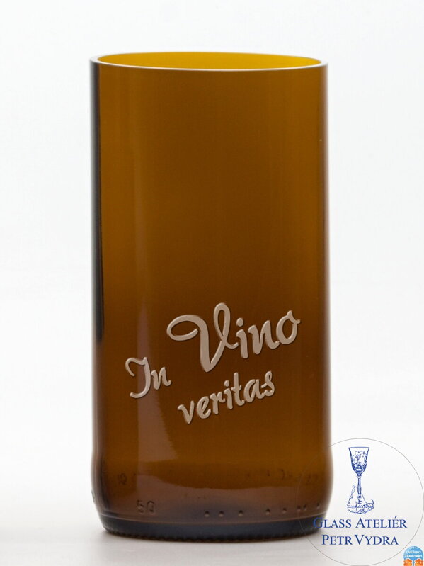 2ks Eko sklenice (z lahve od piva) velká hnědá (13 cm, 6,5 cm) In vino veritas 2ks Eko sklenice (z lahve od piva) velká hnědá (13 cm, 6,5 cm) In vino veritas