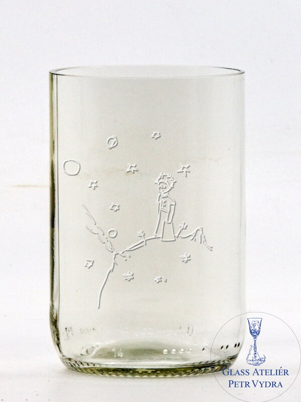 1 ks Eko sklenice  (z lahve od vína) malá čirá (10 cm, 7,5 cm ) s pískovaným motivem, který můžete vybrat z galerie motivů pod výrobkem ( slon, vlci, malý princ, spirála atd ) balená dárkově v celofánovém sáčku 1 ks Eko sklenice  (z lahve od vína) malá čirá (10 cm, 7,5 cm ) s pískovaným motivem, který můžete vybrat z galerie motivů pod výrobkem ( slon, vlci, malý princ, spirála atd ) balená dárkově v celofánovém sáčku