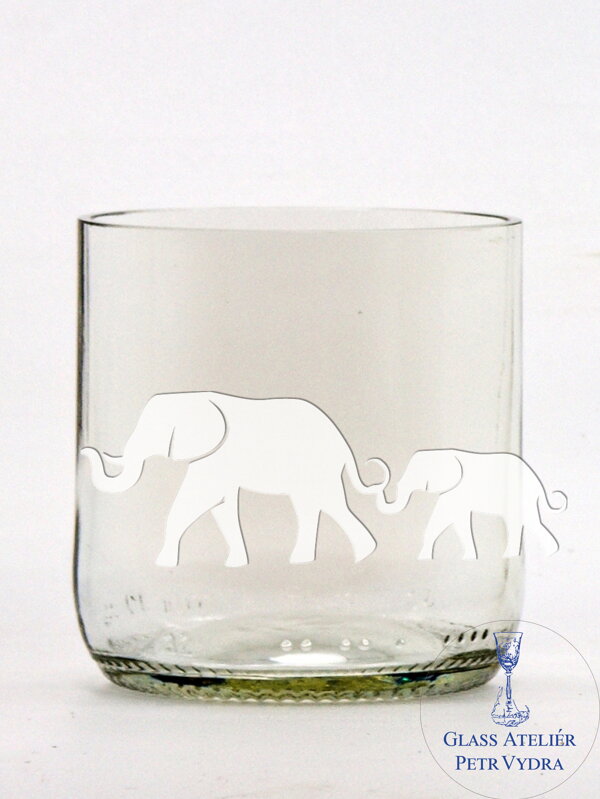 1 ks Eko sklenice ( z lahve od piva) malá čirá (7 cm, 6,5 cm) s pískovaným motivem, který můžete vybrat z galerie motivů pod výrobkem ( slon, vlci, malý princ, spirála atd ) balená dárkově v celofánovém sáčku 1 ks Eko sklenice ( z lahve od piva) malá čirá (7 cm, 6,5 cm) s pískovaným motivem, který můžete vybrat z galerie motivů pod výrobkem ( slon, vlci, malý princ, spirála atd ) balená dárkově v celofánovém sáčku