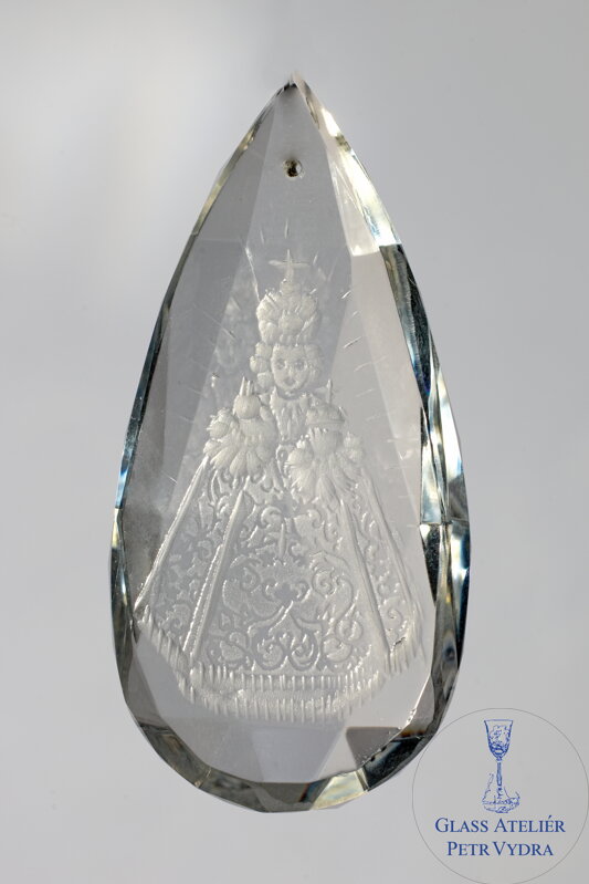 Lapač slunce z broušeného skla Swarovski s rytinou Pražské Jezulátko, 65 x 30 mm Lapač slunce z broušeného skla Swarovski s rytinou Pražské Jezulátko, 65 x 30 mm