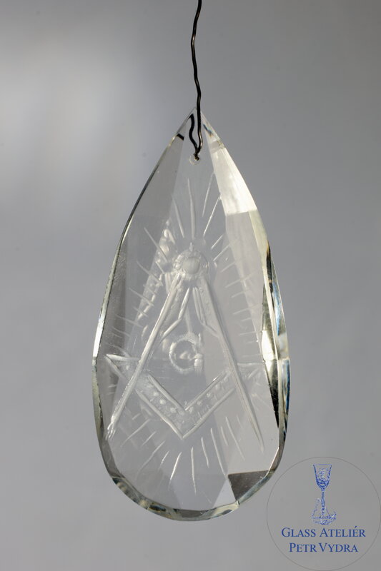 Lapač slunce z broušeného skla Swarovski s rytinou Spojené kružidlo a úhelnice, symbol Svobodných zednářů, 65 x 30 mm Lapač slunce z broušeného skla Swarovski s rytinou Spojené kružidlo a úhelnice, symbol Svobodných zednářů, 65 x 30 mm