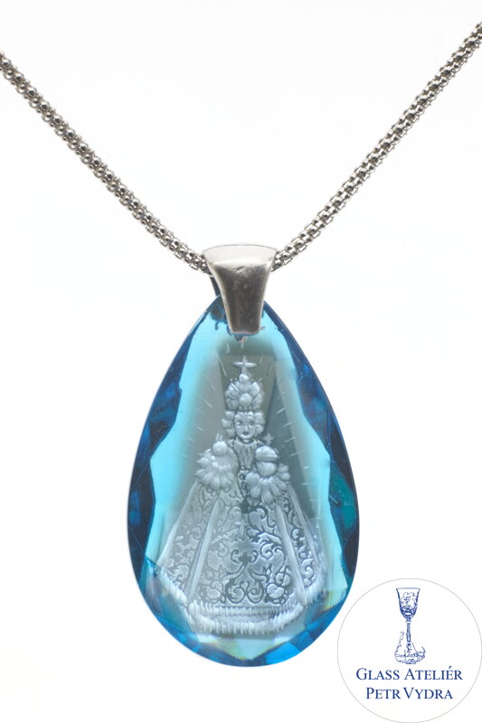 Sklenený brúsený prívesok v tvare kvapka s rytým motívom Pražské jezuliatko, farba Aqua, strieborná šlupna a strieborná retiazka