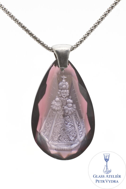 Skleněný broušený přívěšek ve tvaru kapka s rytým motivem Pražské jezulátko, barva Amethyst, stříbrná šlupna a stříbrný řetízek Skleněný broušený přívěšek ve tvaru kapka s rytým motivem Pražské jezulátko, barva Amethyst, stříbrná šlupna a stříbrný řetízek