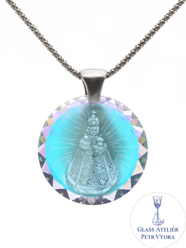 Sklenený brúsený prívesok v tvare kruh s rytým motívom Pražské jezuliatko, farba Crystal AB, strieborná šlupna a strieborná retiazka