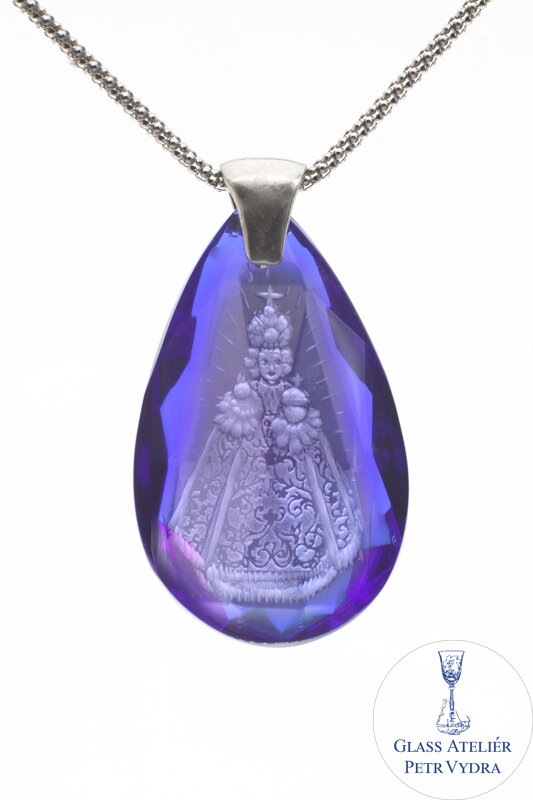 Skleněný broušený přívěšek ve tvaru kapka s rytým motivem Pražské jezulátko, barva modrá, stříbrná šlupna a stříbrný řetízek