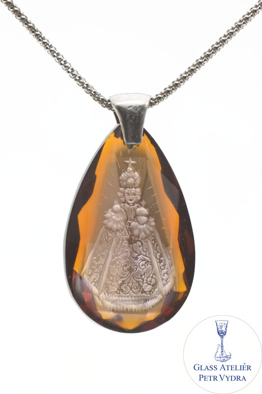 Sklenený brúsený prívesok v tvare kvapka s rytým motívom Pražské jezuliatko, farba Topaz, strieborná šlupna a strieborná retiazka