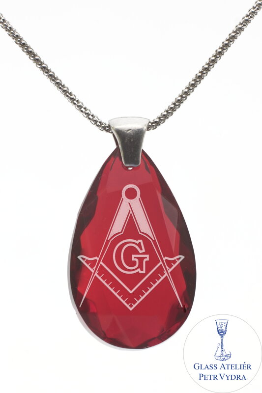 Skleněný broušený přívěšek ve tvaru kapka s pískovaným motivem Spojené kružidlo a uhelnice, motiv Svobodných zednářů, barva Červená, stříbrná šlupna a stříbrný řetízek