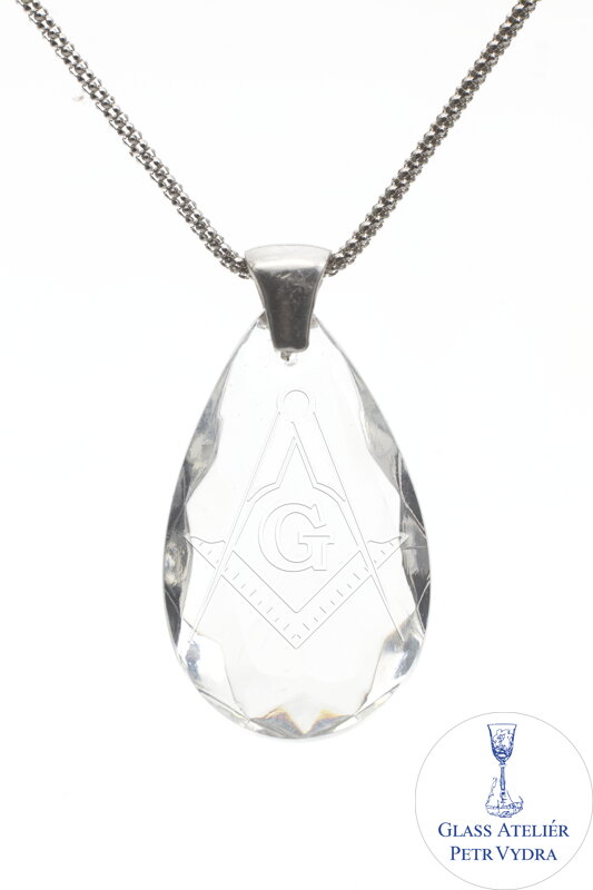 Skleněný broušený přívěšek ve tvaru kapka s pískovaným motivem Spojené kružidlo a uhelnice, motiv Svobodných zednářů, barva Krystal, stříbrná šlupna a stříbrný řetízek