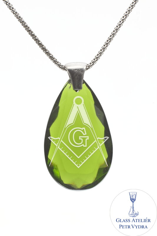 Skleněný broušený přívěšek ve tvaru kapka s pískovaným motivem Spojené kružidlo a uhelnice, motiv Svobodných zednářů, barva Olivín, stříbrná šlupna a stříbrný řetízek