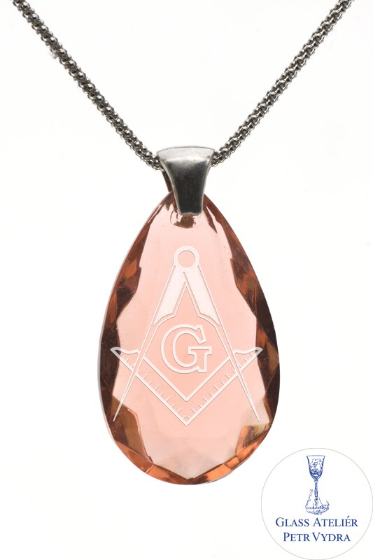 Skleněný broušený přívěšek ve tvaru kapka s pískovaným motivem Spojené kružidlo a uhelnice, motiv Svobodných zednářů, barva Růžová, stříbrná šlupna a stříbrný řetízek