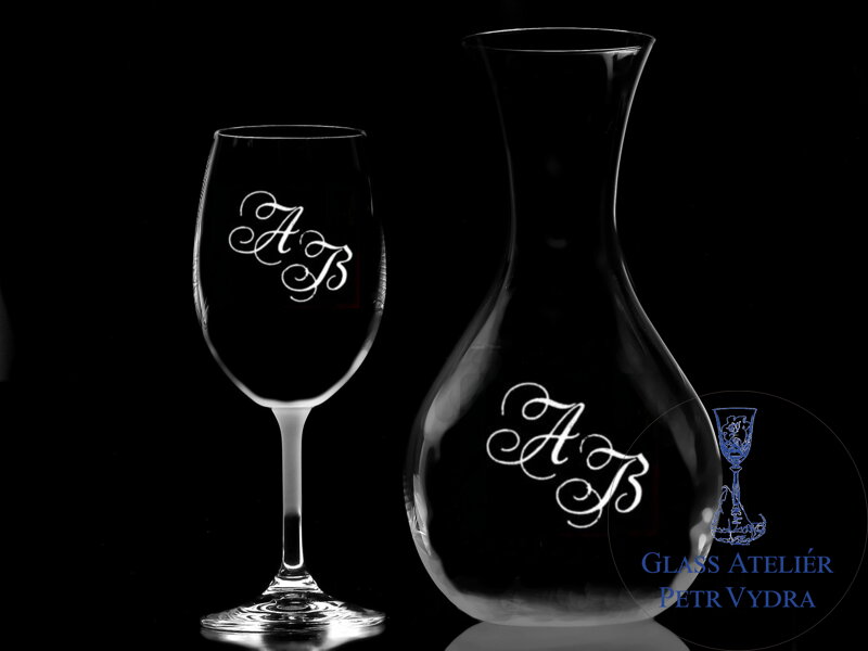 Set na víno 2x sklenice na víno Thun 350 ml nebo 250 ml a 1x karafa s monogramem Set na víno 2x sklenice na víno Thun 350 ml nebo 250 ml a 1x karafa s monogramem