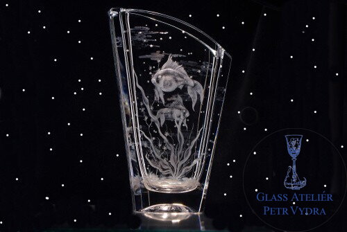 Ručně rytá váza s rytinou okrasných ryb 