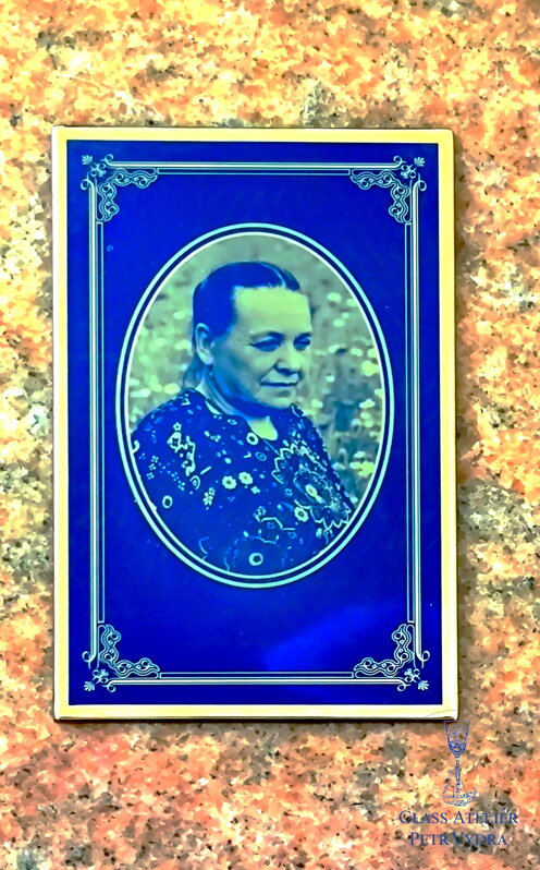 Vzor č.3 GoldFotoglass - náhrobní skleněná deska s modro zlatým titánovým potiskem s 1x portrétem 