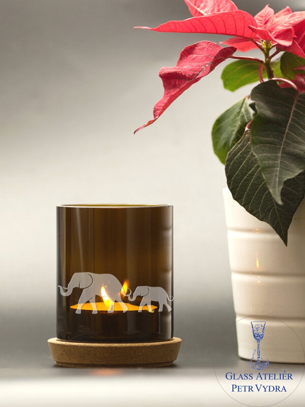 Elefantenmotiv - Upcycled Flaschenkerzenhalter braun 10 cm - Korkfuß und Teelicht, verpackt in einer Zellophantütecyklovaný svícen z lahve na svíčku hnědý 10 cm - korkový podstavec a čajová svíčka, baleno v celofánovém sáčku Elefantenmotiv - Upcycled Flaschenkerzenhalter braun 10 cm - Korkfuß und Teelicht, verpackt in einer Zellophantütecyklovaný svícen z lahve na svíčku hnědý 10 cm - korkový podstavec a čajová svíčka, baleno v celofánovém sáčku