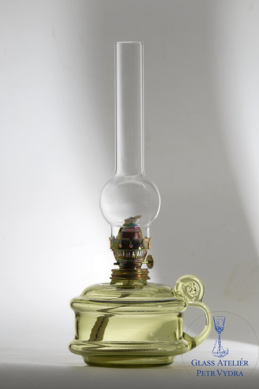 Petrolejová lampa, historické lesné sklo - 913-1, 31x15 cm Petrolejová lampa, historické lesné sklo - 913-1, 31x15 cm