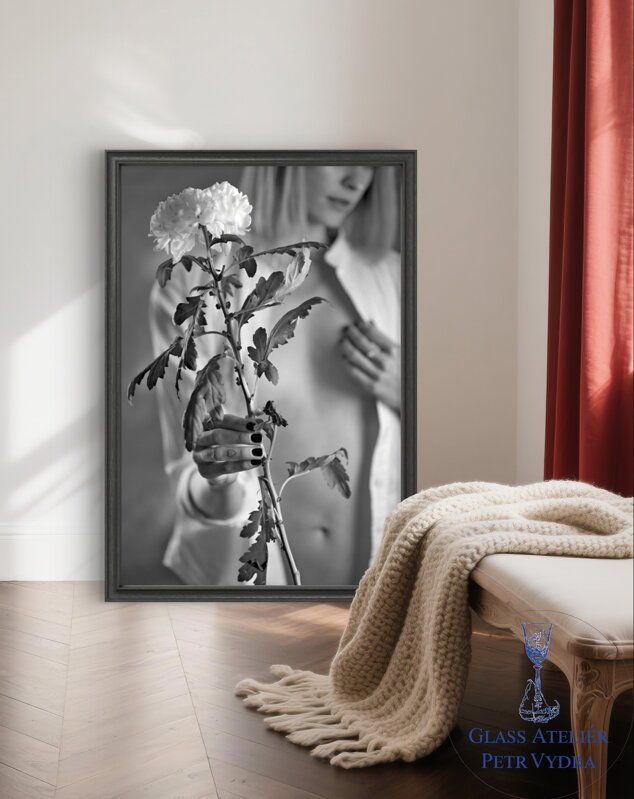 Limitovaná edice autorské fotografie - Žena s kytkou 2 Limitovaná edice autorské fotografie - Žena s kytkou 2